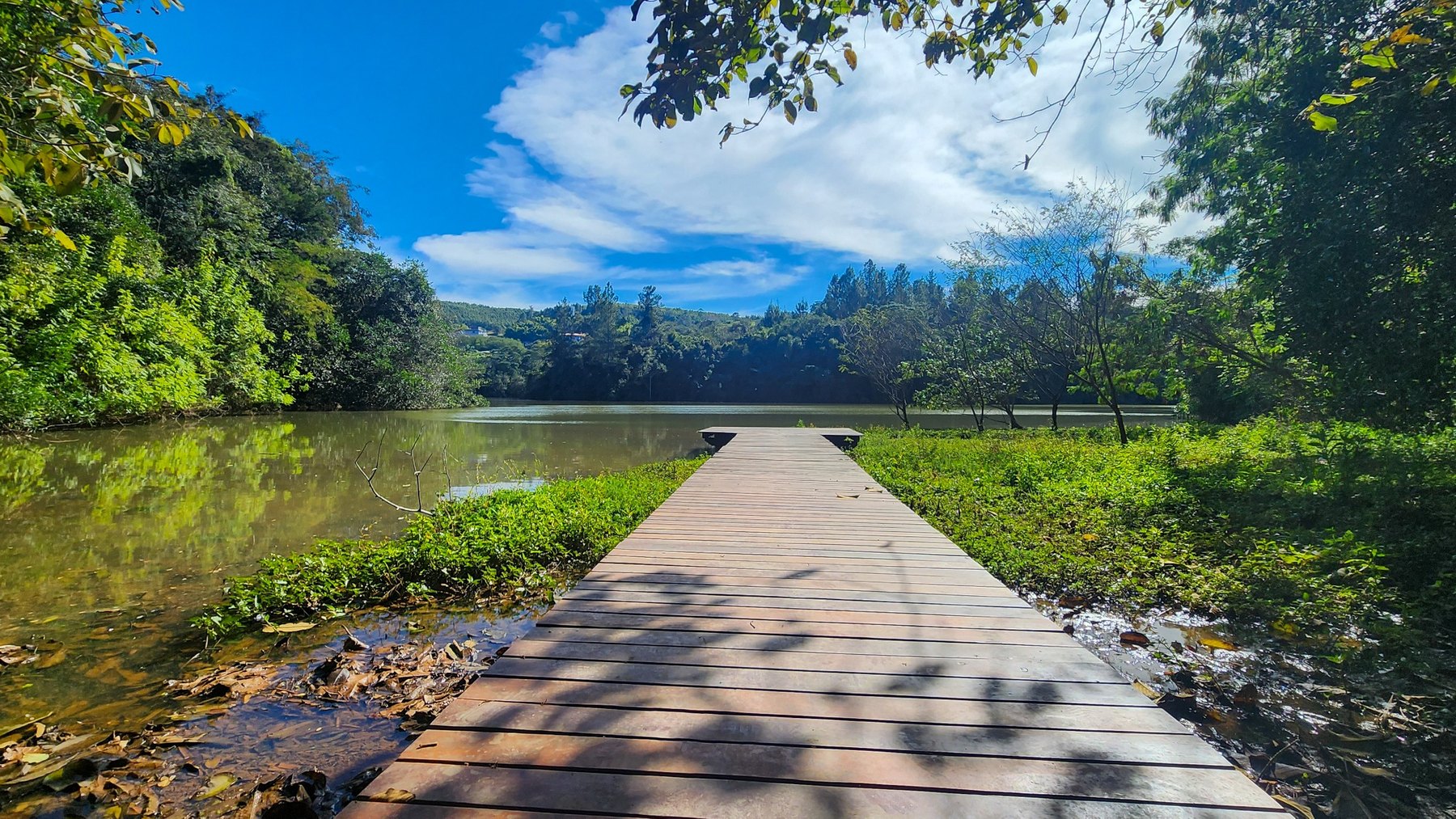Píer junto ao lago